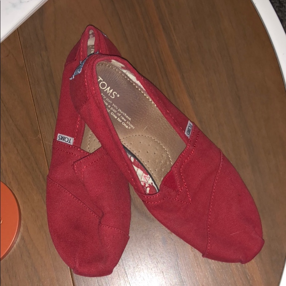 Red women’s toms
